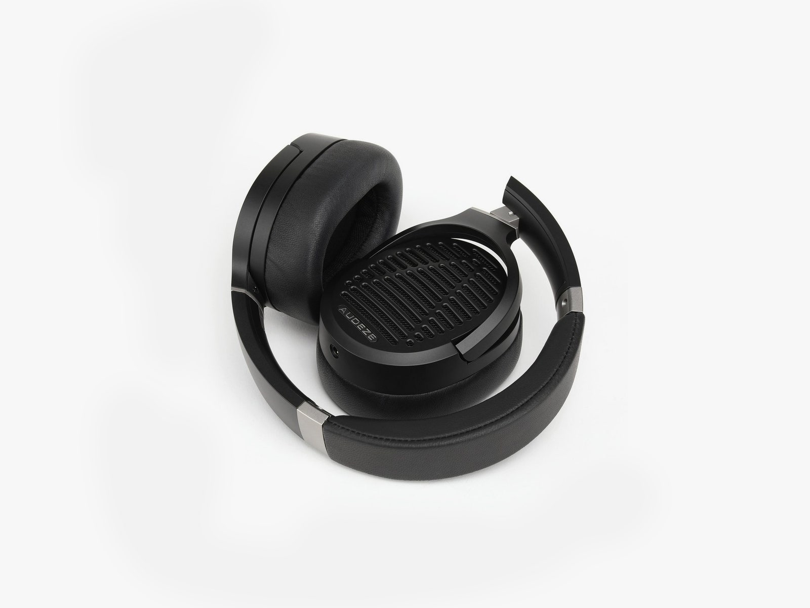 1602819376570730.jpg Gear-Audeze-LCD-1-Folded-SOURCE-Audeze.jpg