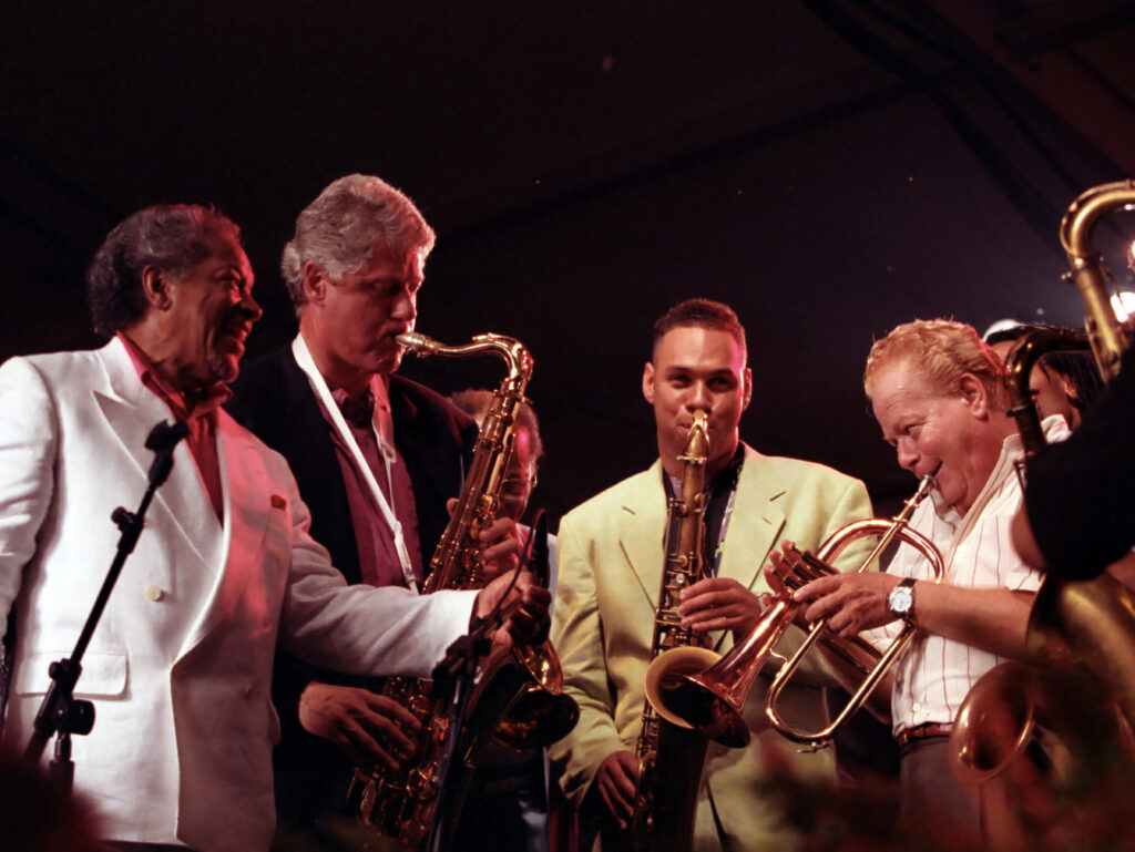 6-President_Bill_Clinton_plays_the_saxophone_with_jazz_musicians-1024x769.jpg